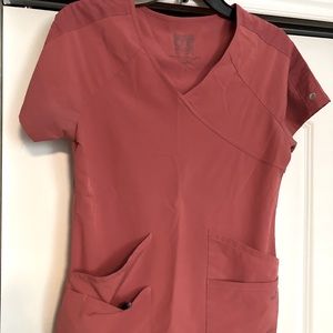BarcoOne Wellness scrub top